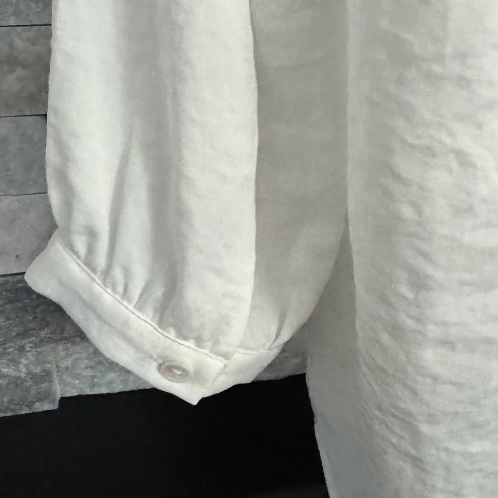 Vince Camuto rumple satin White V-Neck Blouse - Picture 6 of 9